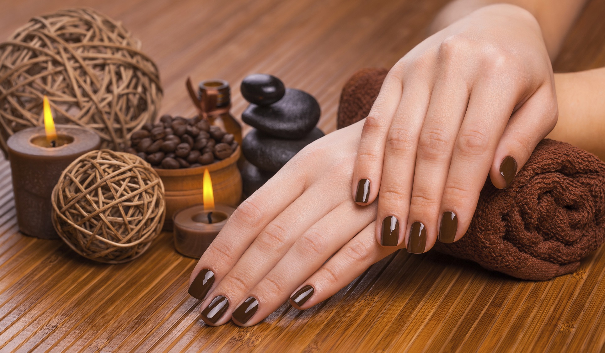 Nail art marroni e oro per un look autunnale