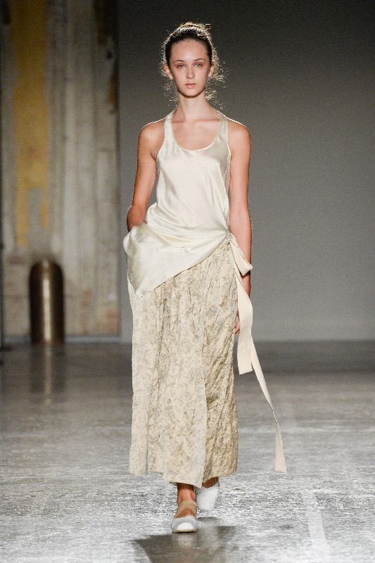 Sfilate Milano Moda Donna settembre 2015: linee pure e delicate per Uma Wang, le foto