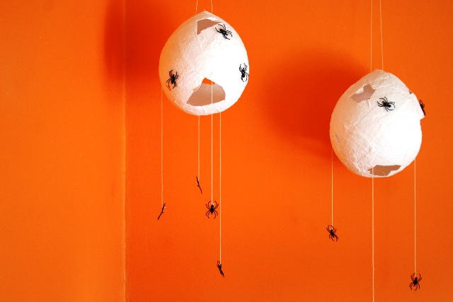Decorazioni di Halloween fai da te: l’uovo con i ragni di plastica da appendere al soffitto