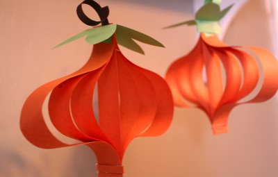 Decorazioni di Halloween: realizzate le zucche di carta da appendere al soffitto