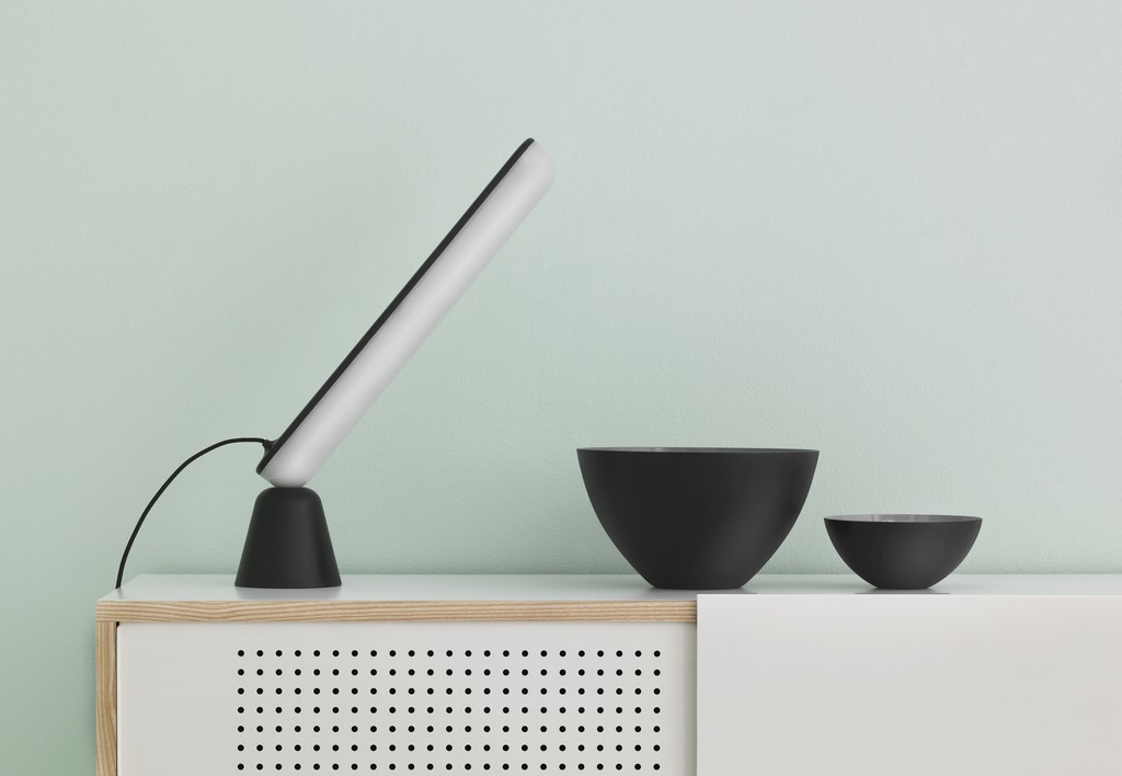 Normann Copenhagen propone la nuova lampada da tavolo Acrobat, le foto