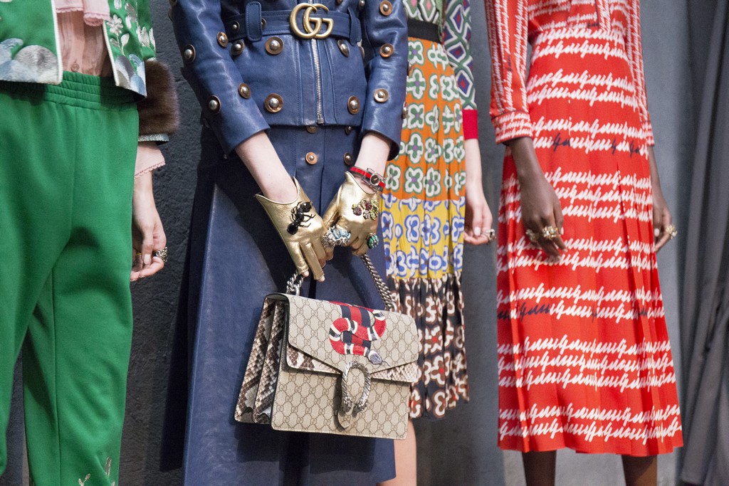 Gucci collezione donna primavera estate 2016: sfila in passerella il nuovo orologio della Maison