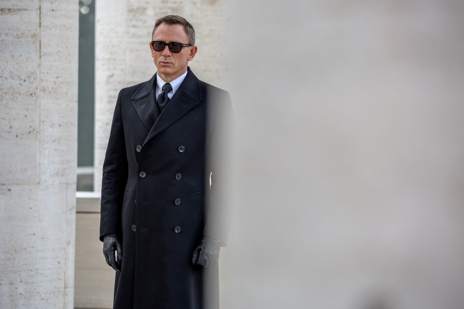 007 Spectre: Daniel Craig indossa gli occhiali da sole Snowdon di Tom Ford