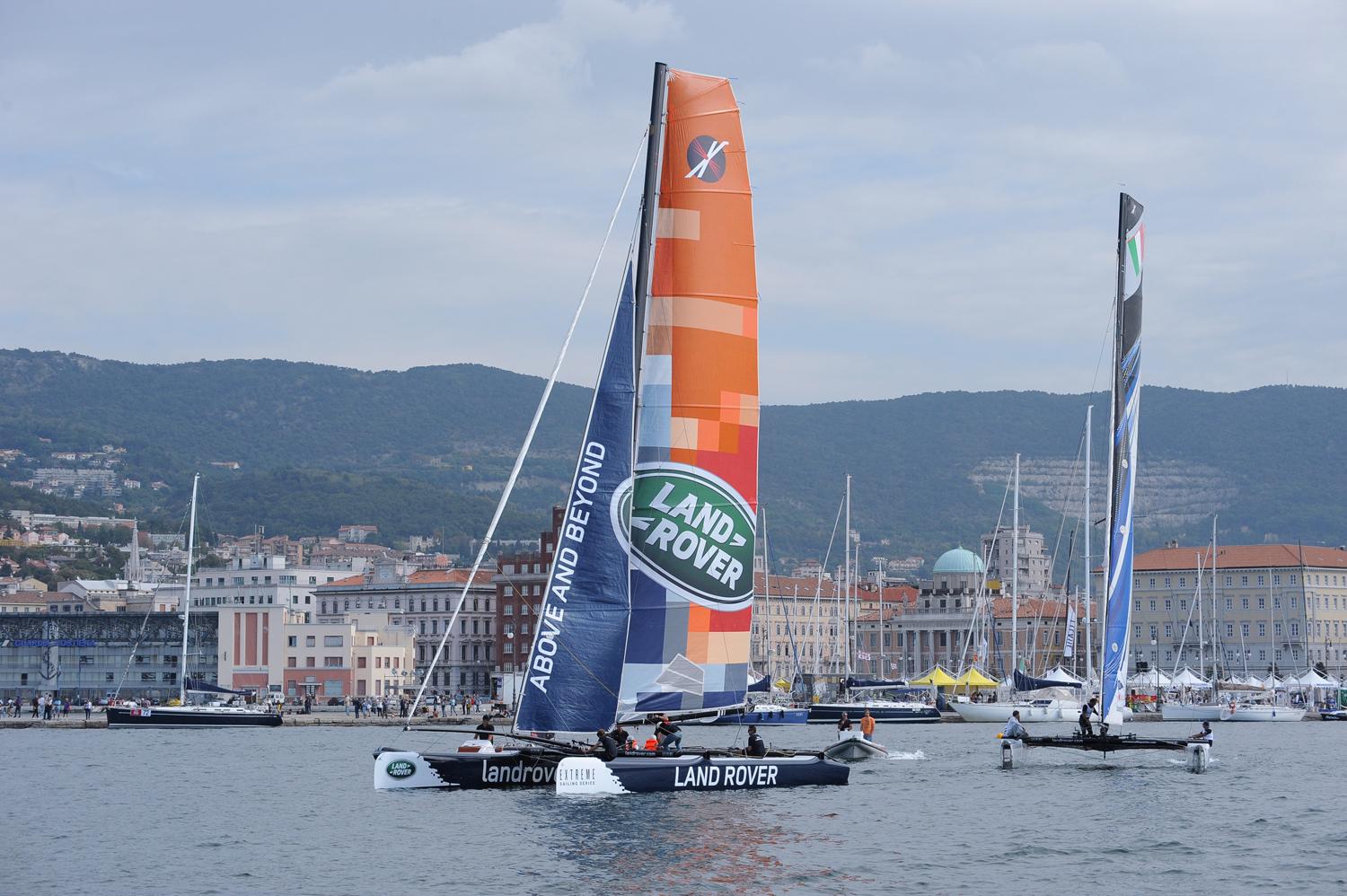 Land Rover è Official Partner di Barcolana 2015: sfida tra catamarani a Trieste