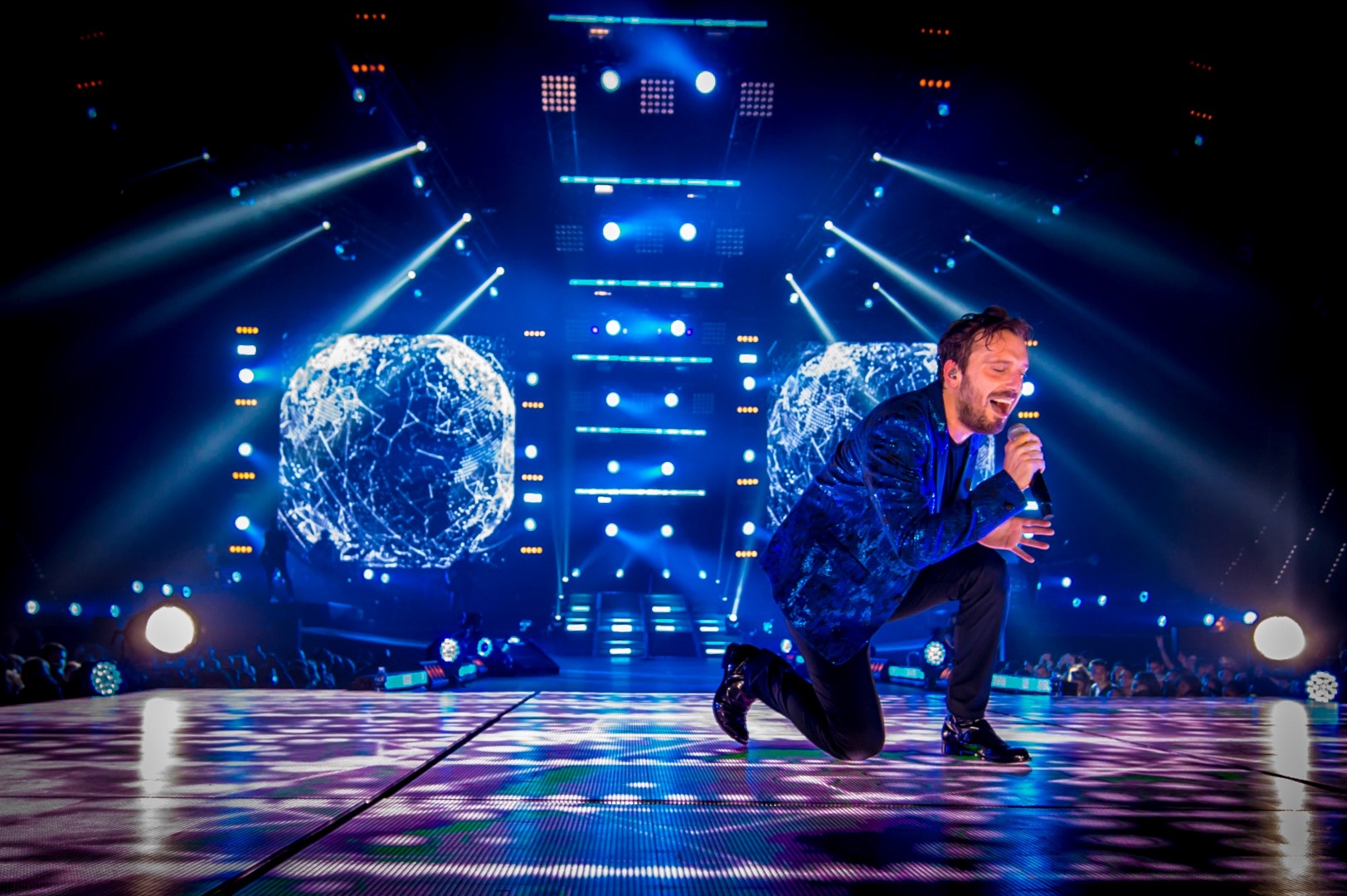 Cesare Cremonini Più che Logico Tour 2015: il cantante veste abiti Diesel Black Gold