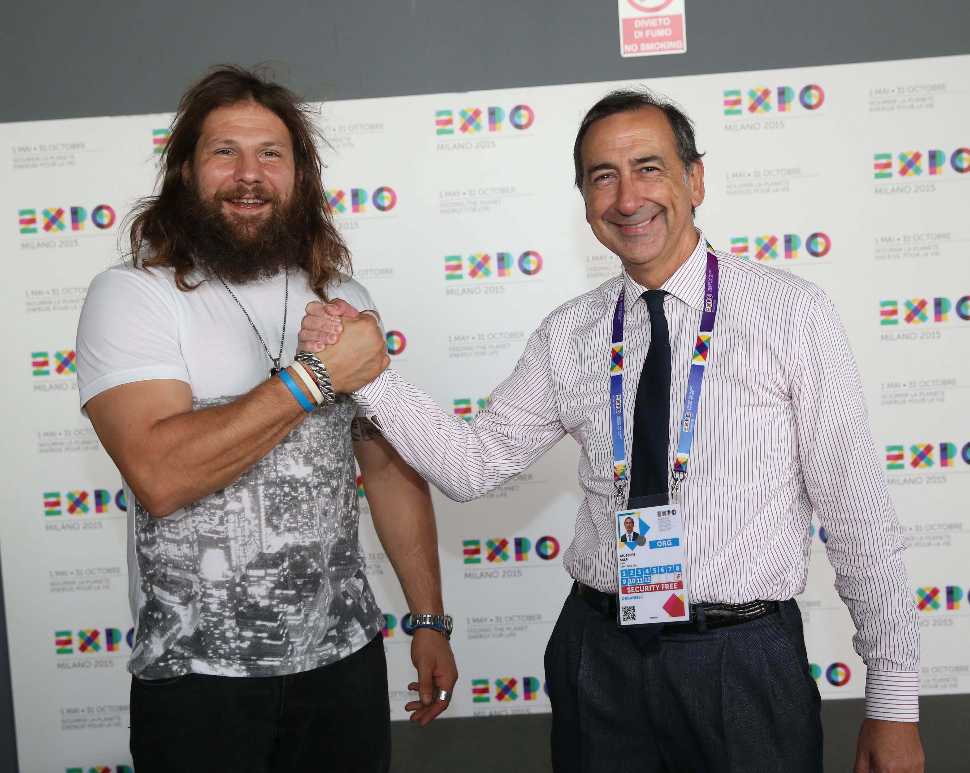 Expo Milano 2015, Martin Castrogiovanni in visita all’Esposizione Universale