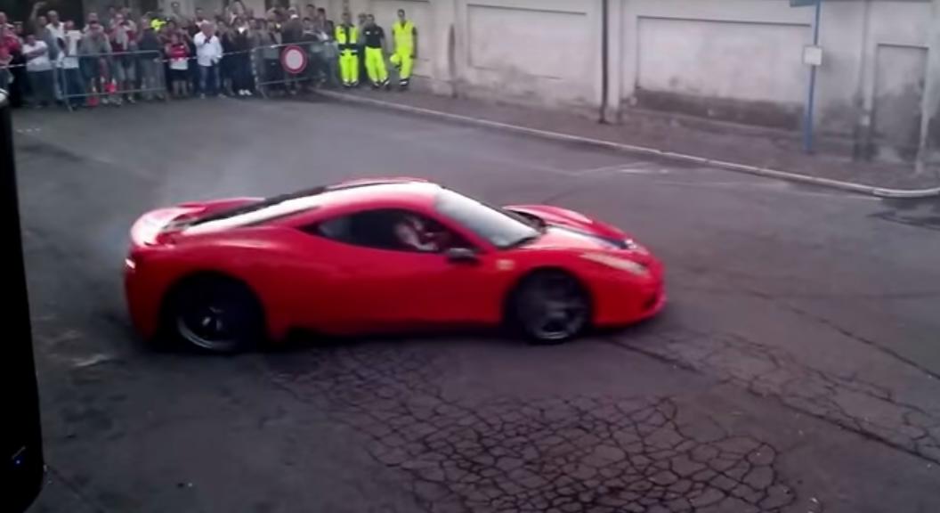 Burnout incredibili con scintille su Ferrari 458 Speciale [Video]