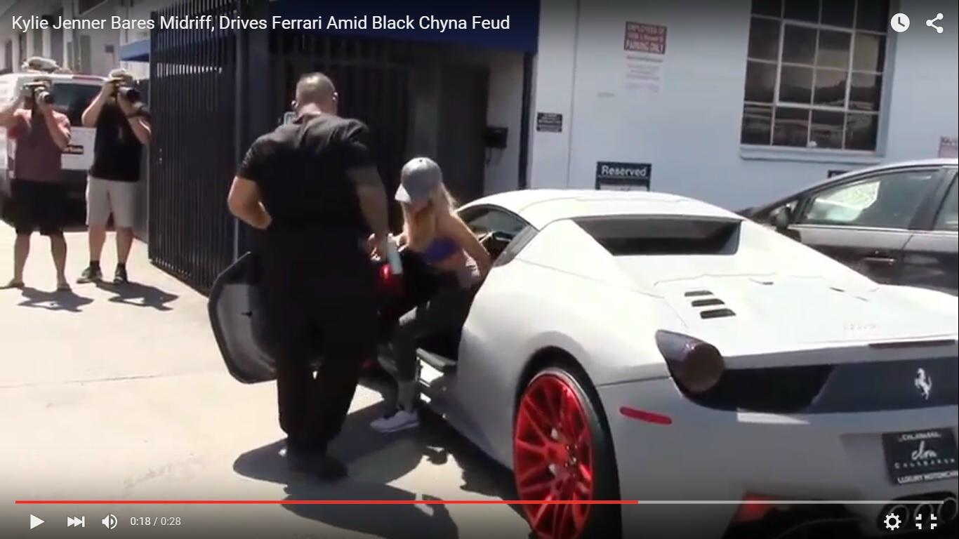 Kylie Jenner scende dalla sua Ferrari, assediata dai paparazzi [Video]