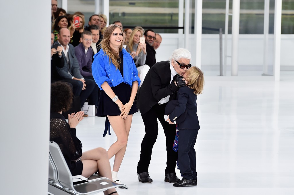 Chanel collezione primavera estate 2016: l&#8217;aeroporto, guest Lily Rose Depp e Cara Delevingne, la sfilata a Parigi