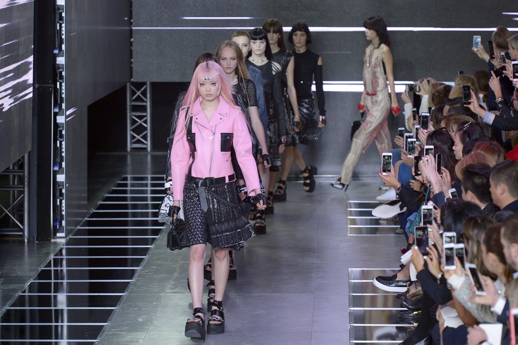 Louis Vuitton collezione donna primavera estate 2016: le ragazze punky intergalattiche, la sfilata a Parigi