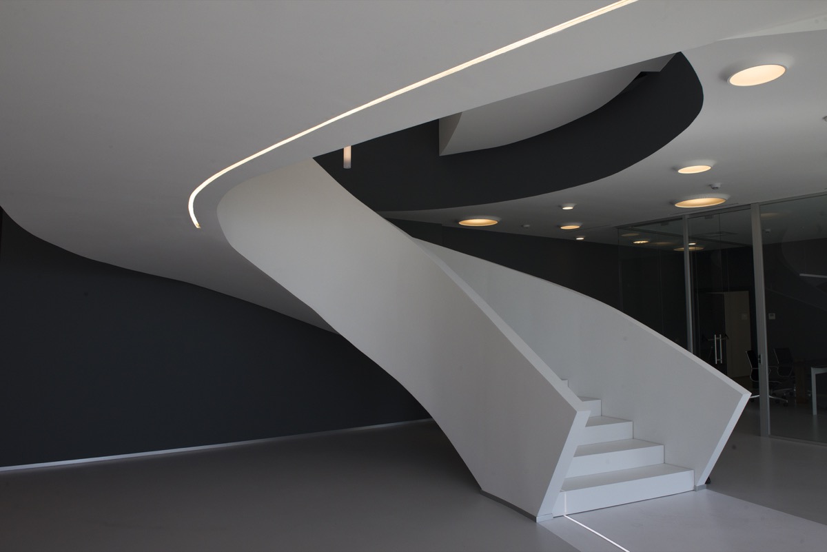 Interior design: una scala scultorea in HI-MACS nella sede aziendale di Inox Fondi