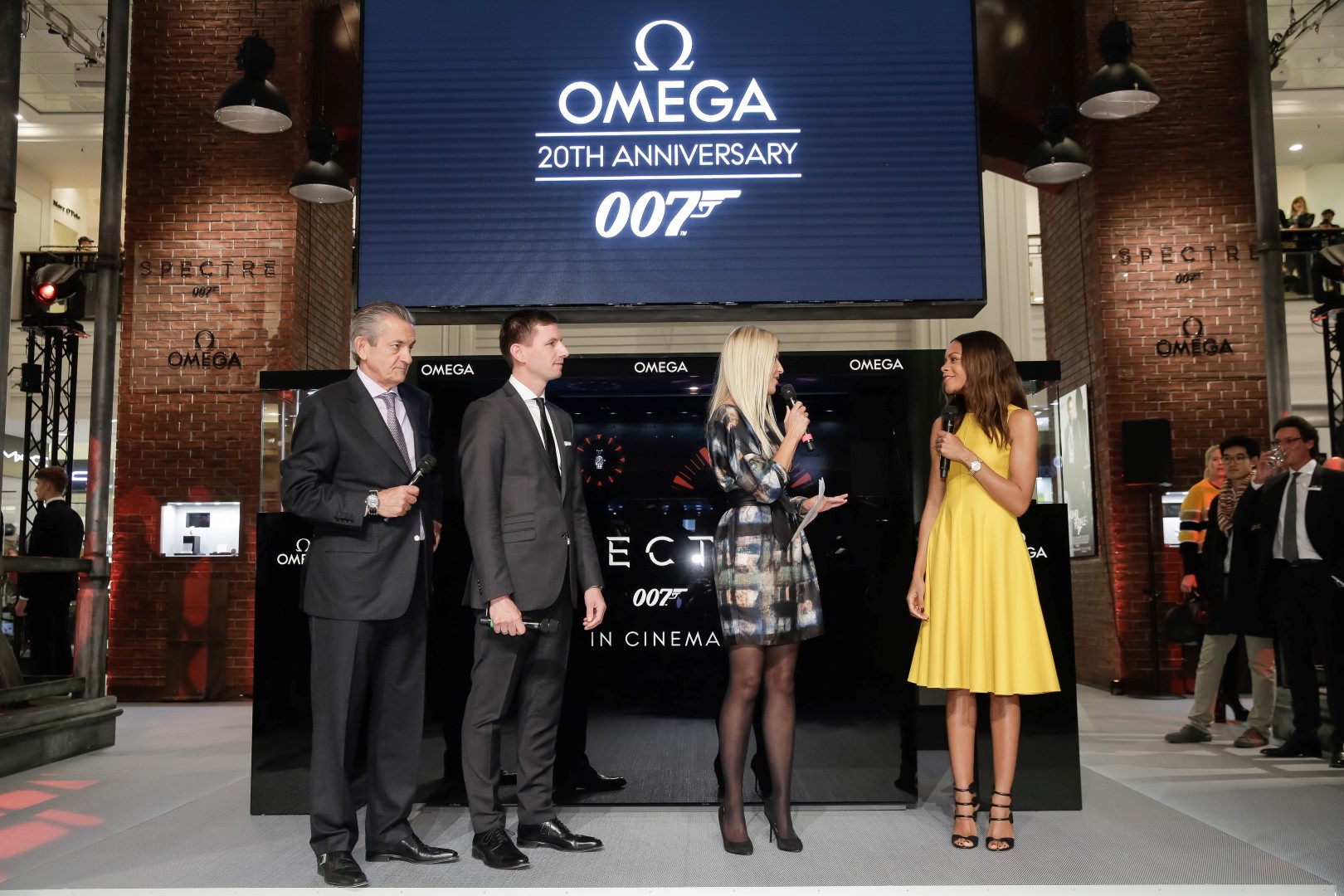Omega James Bond Berlino: l’inaugurazione della mostra con Naomie Harris, le foto