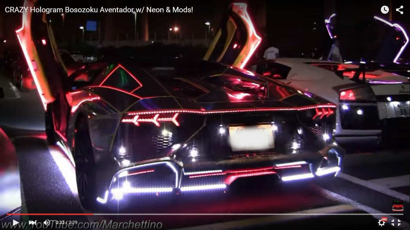 Lamborghini Aventador come un albero di Natale [Video]