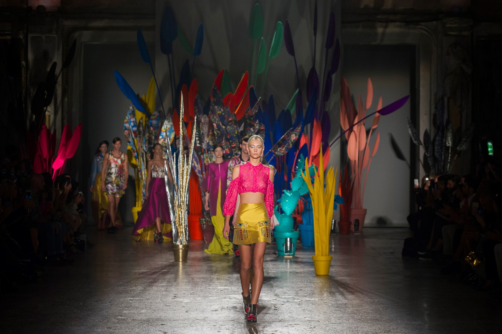 Tendenze moda donna primavera estate 2016: l’Arizona fantastica di Leitmotiv, la sfilata a Milano