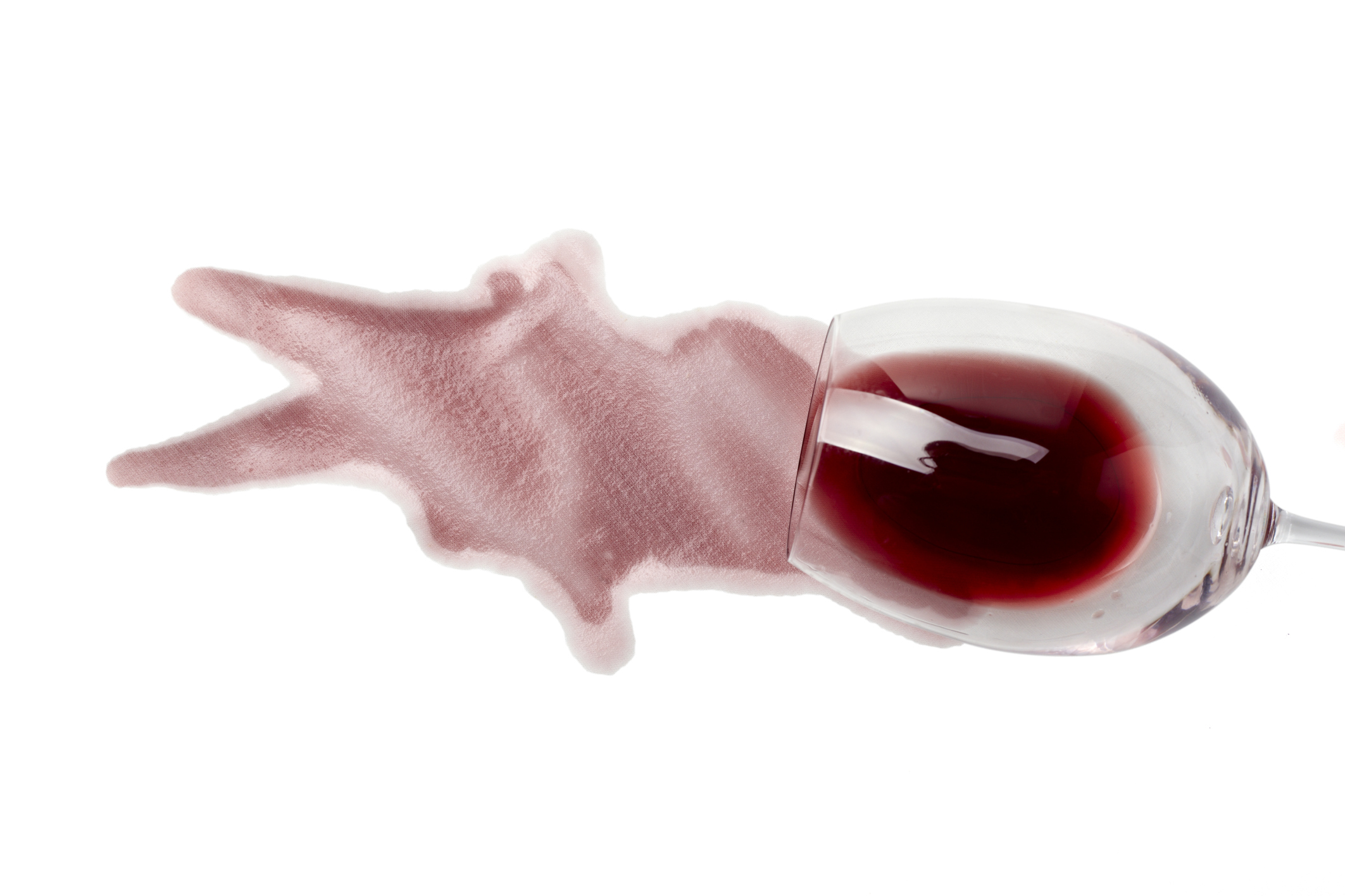 Come pulire le macchie di vino rosso dai tessuti