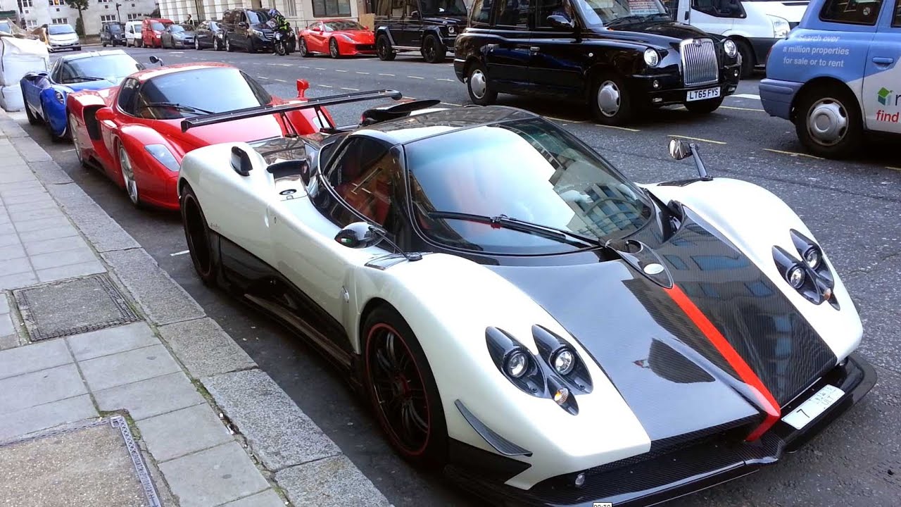 Auto sportive spettacolari parcheggiate a Londra