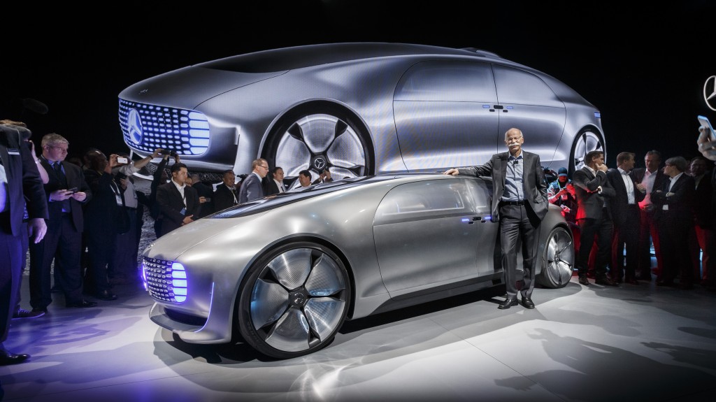 Mercedes F 015 Luxury in Motion celebra il film &#8220;Ritorno al Futuro&#8221; [Video]