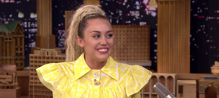 Celebrity Style 2015: Miley Cyrus indossa Melissa + Jeremy Scott al “The Tonight Show&#8221;, le foto