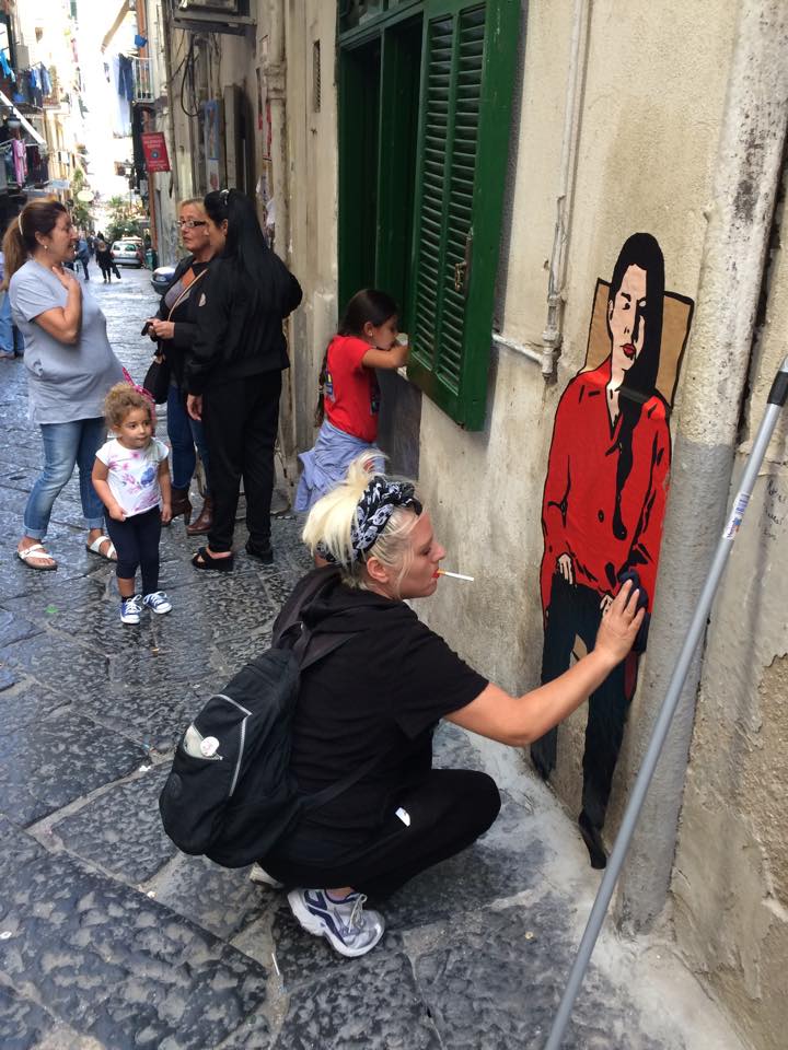 Chatting &#8211; Stencil sui muri dei Quartieri Spagnoli a Napoli