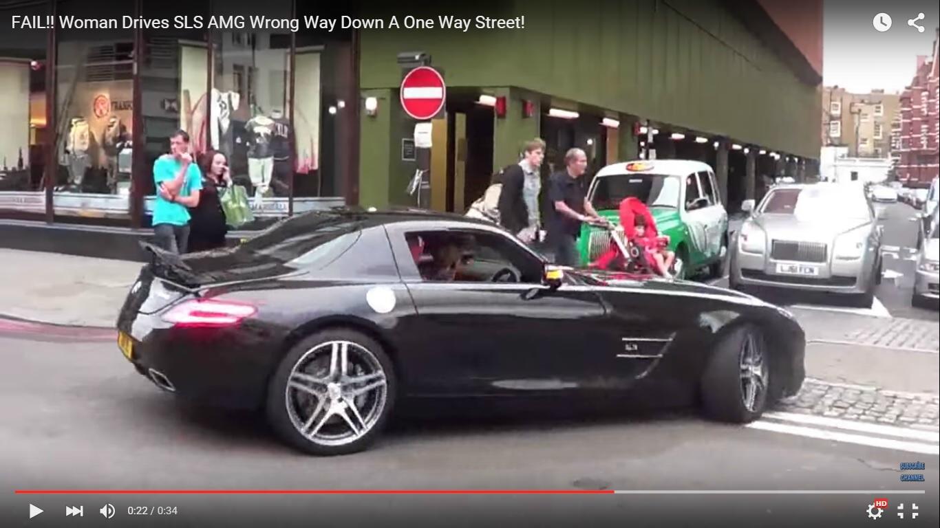 Donna su Mercedes SLS entra contromano in una via a Londra [Video]