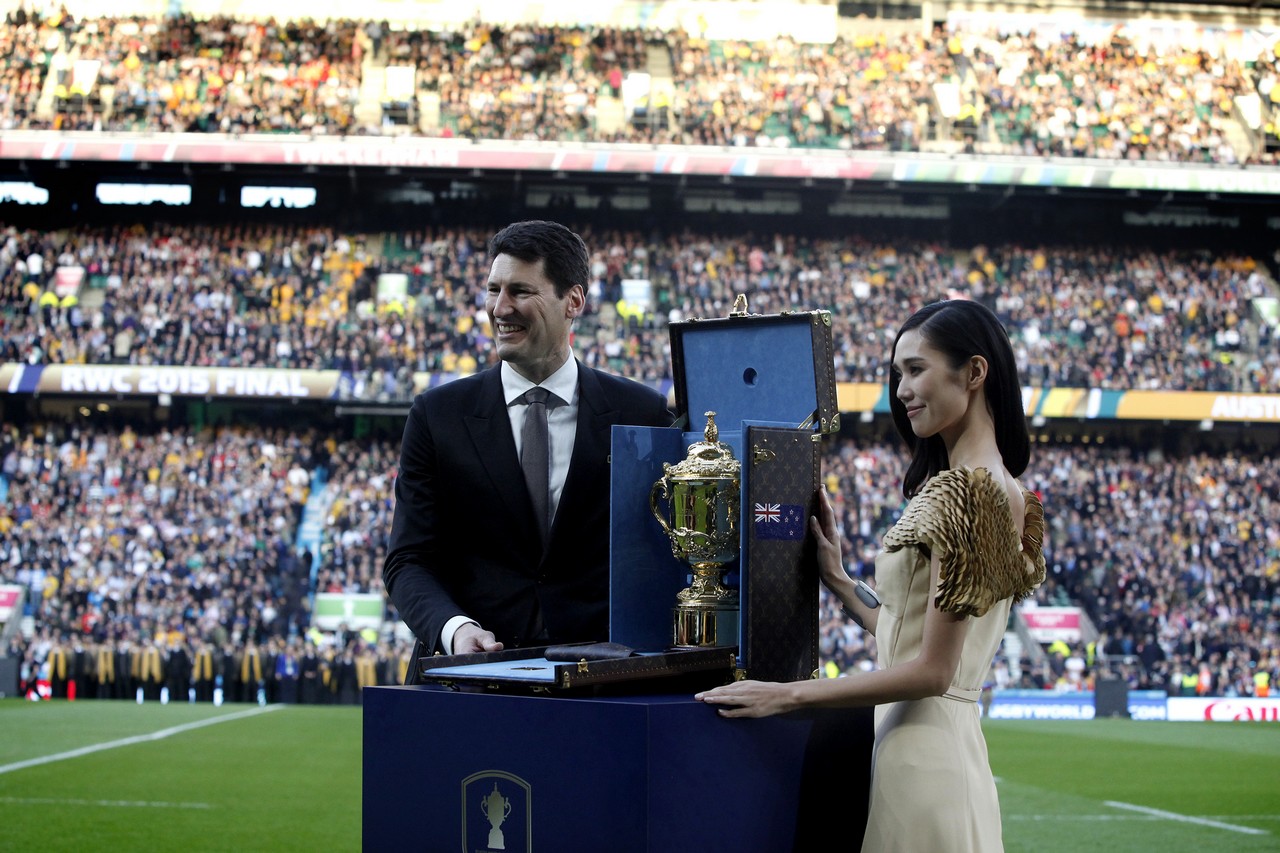 Rugby World Cup 2015: John Eales e Tao Okamoto consegnano la coppa Webb Ellis nella Louis Vuitton Trophy case