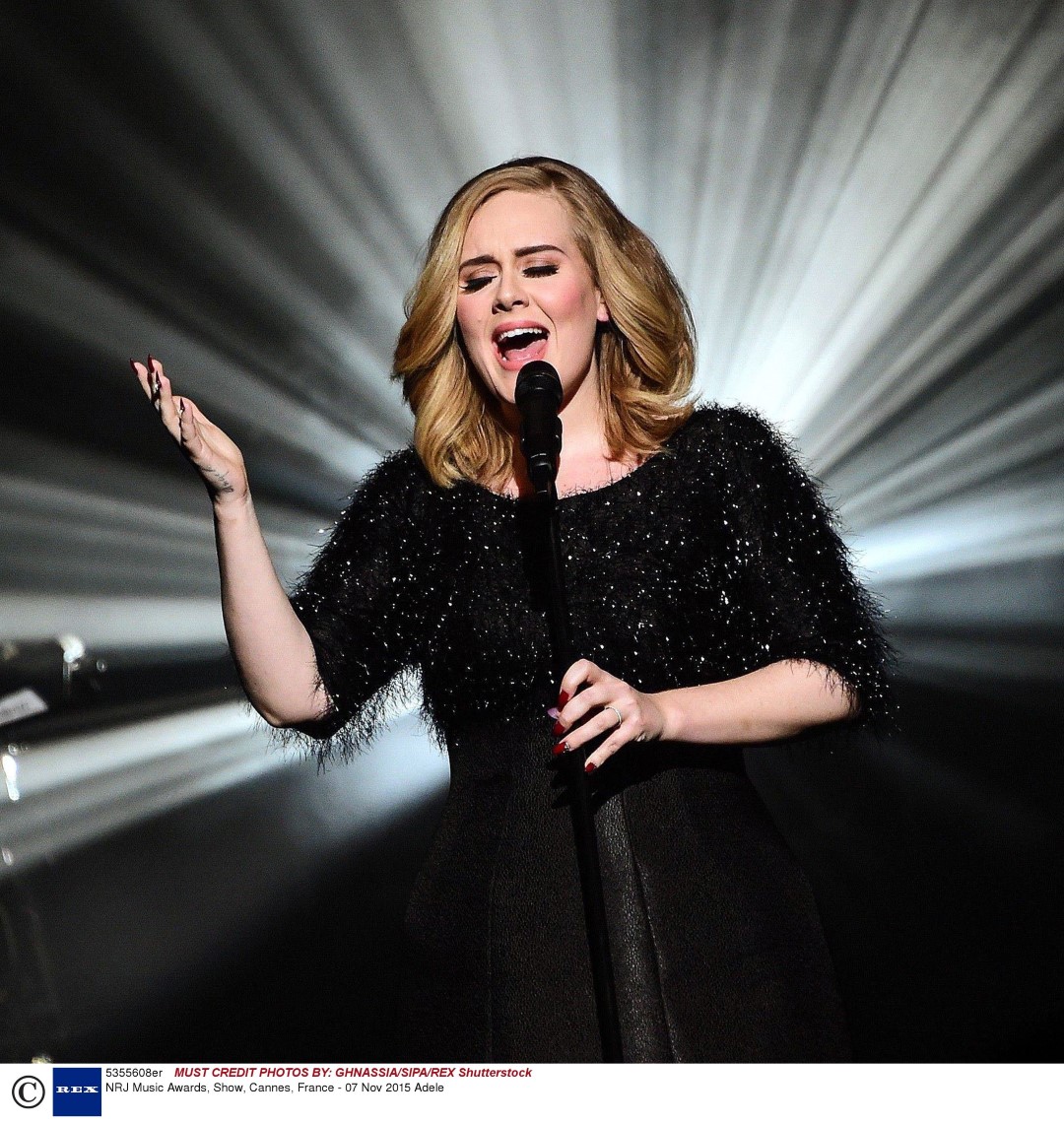 NRJ Music Awards 2015: Adele indossa Giorgio Armani Privè per la performance a Cannes