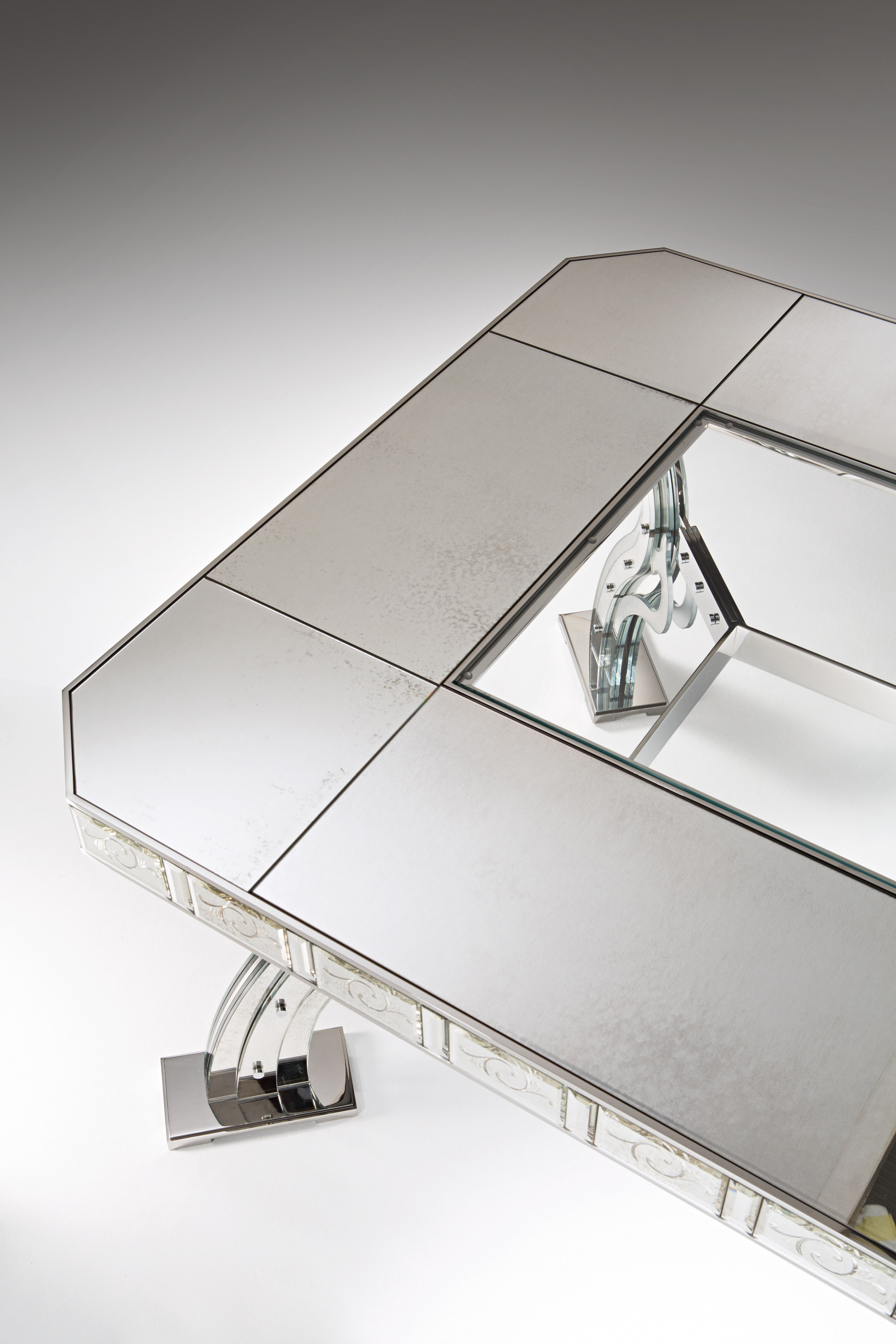 Rivalto presenta il tavolo cristallo e acciaio Ariete di Giovanni Luca Ferreri