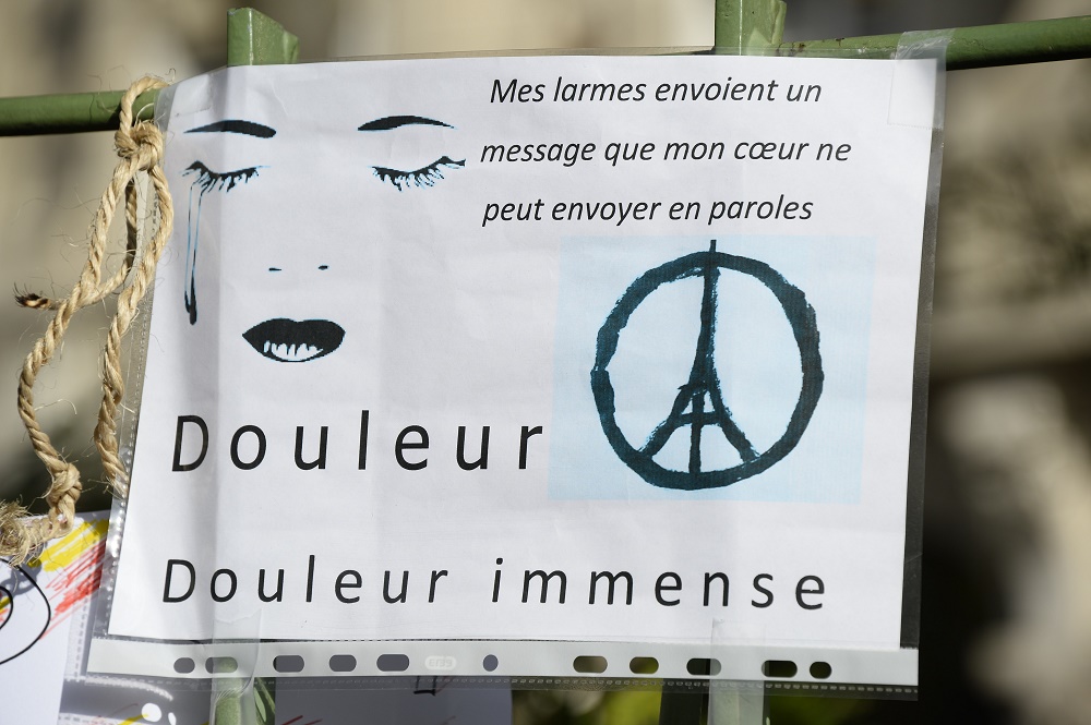 Donna incinta appesa alla finestra del Bataclan di Parigi: una mano sconosciuta la salva