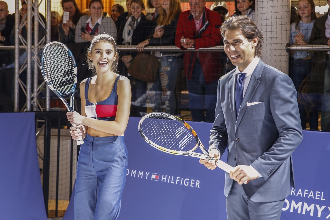 Rafael Nadal Tommy Hilfiger: l&#8217;insolita sfida di tennis a Stoccarda, video e foto