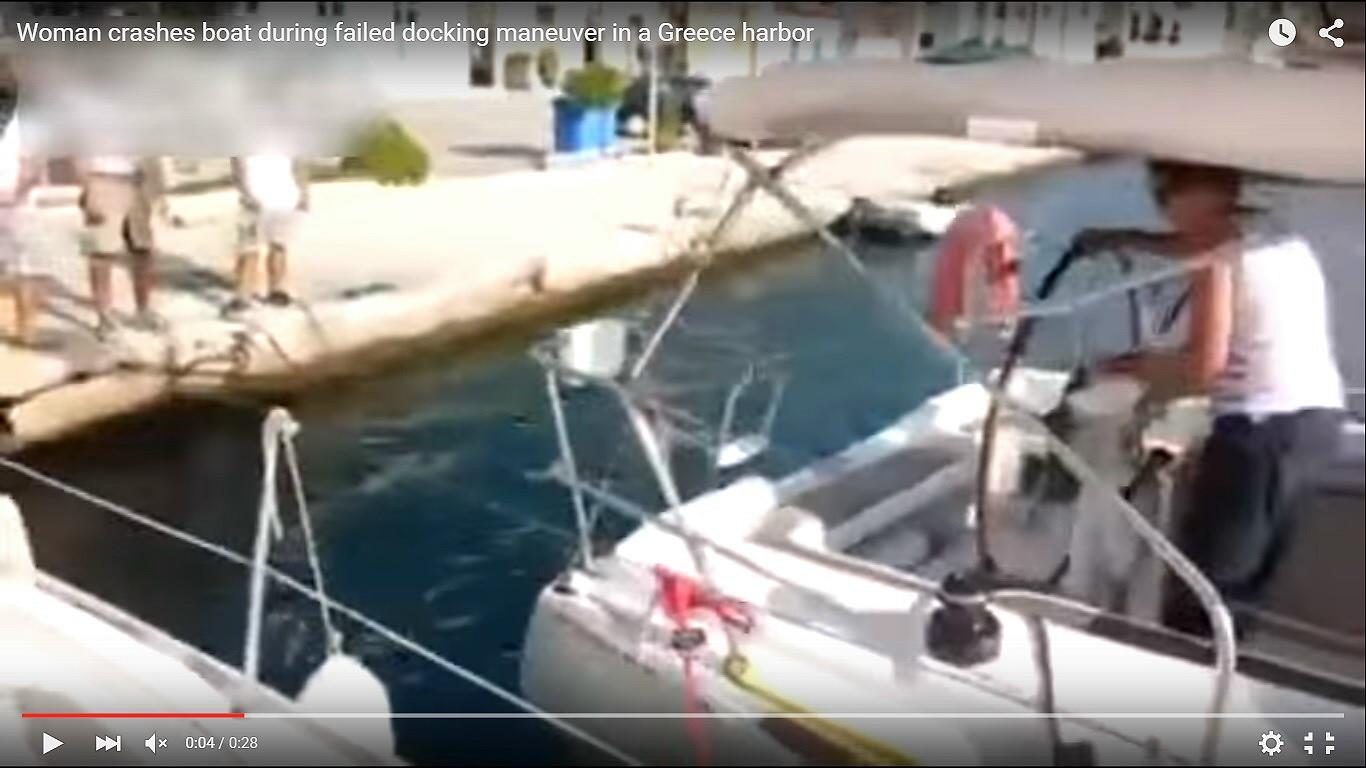 Una donna sbatte con la barca in fase di attracco [Video]