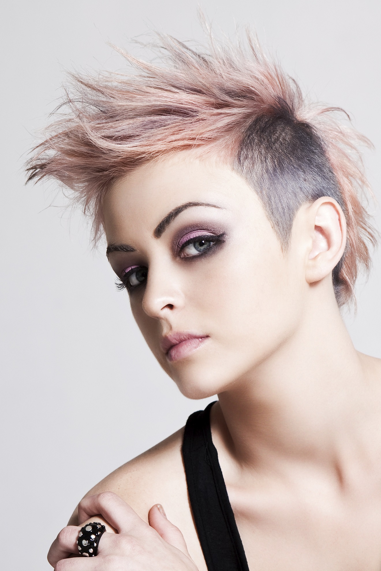 Le acconciature perfette per un look punk