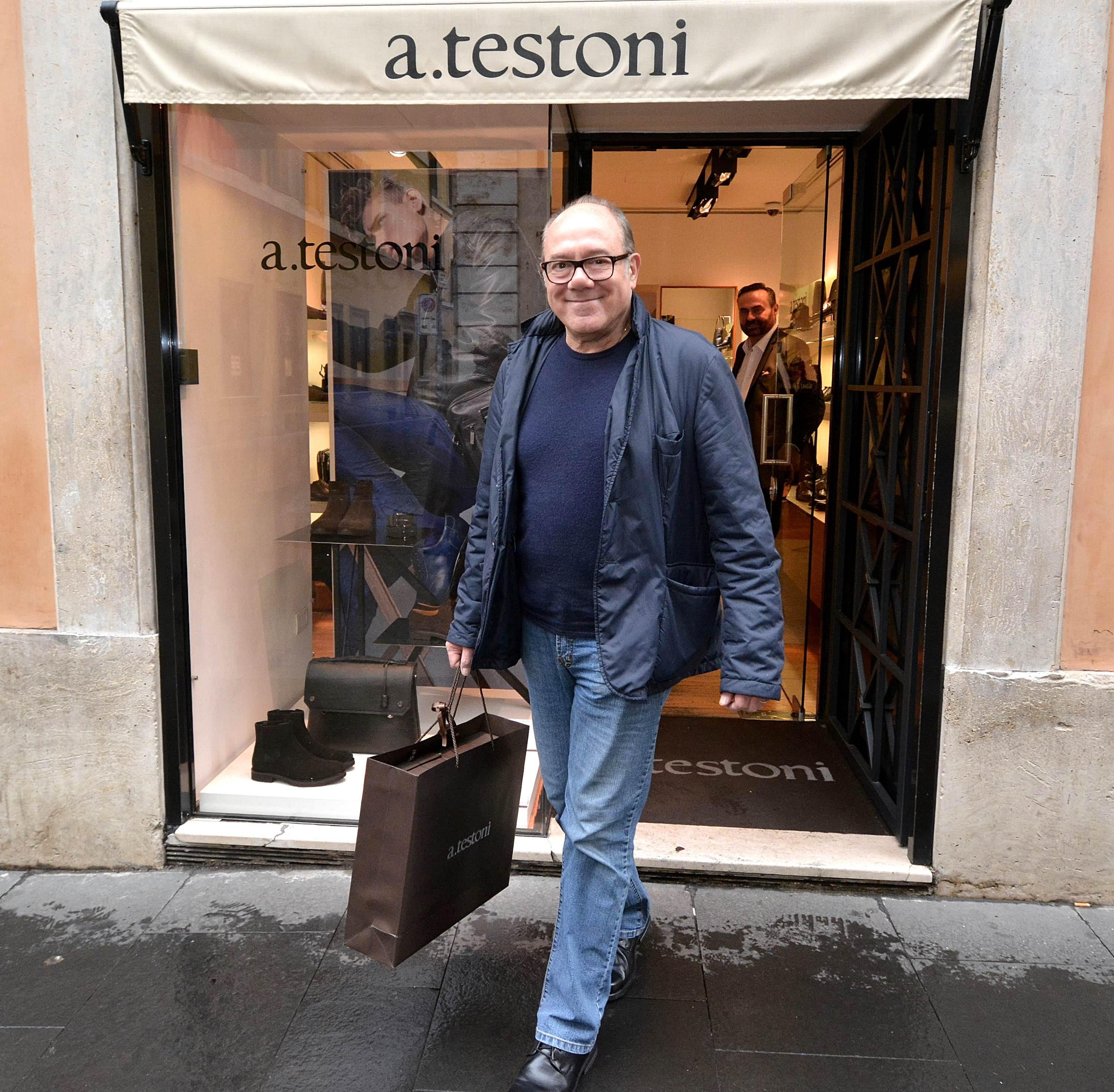 Celebrity Style 2015: Carlo Verdone fa shopping nella boutique a.testoni di Roma
