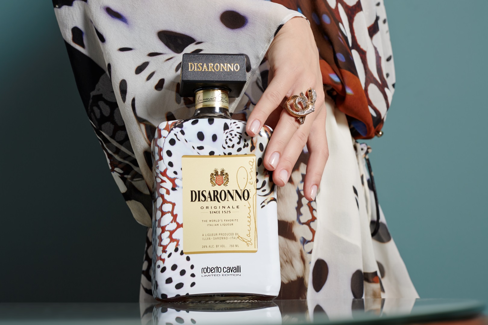 Disaronno wears Cavalli: la nuova bottiglia in limited edition per il Natale 2015