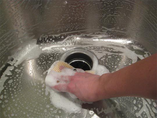 Detersivi fai da te: l&#8217;anti batterico naturale per pulire la cucina