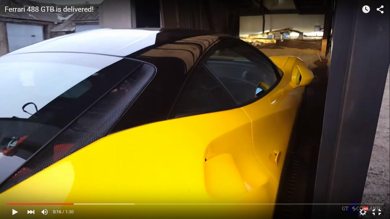 Ferrari 488 GTB scende dal camion [Video]