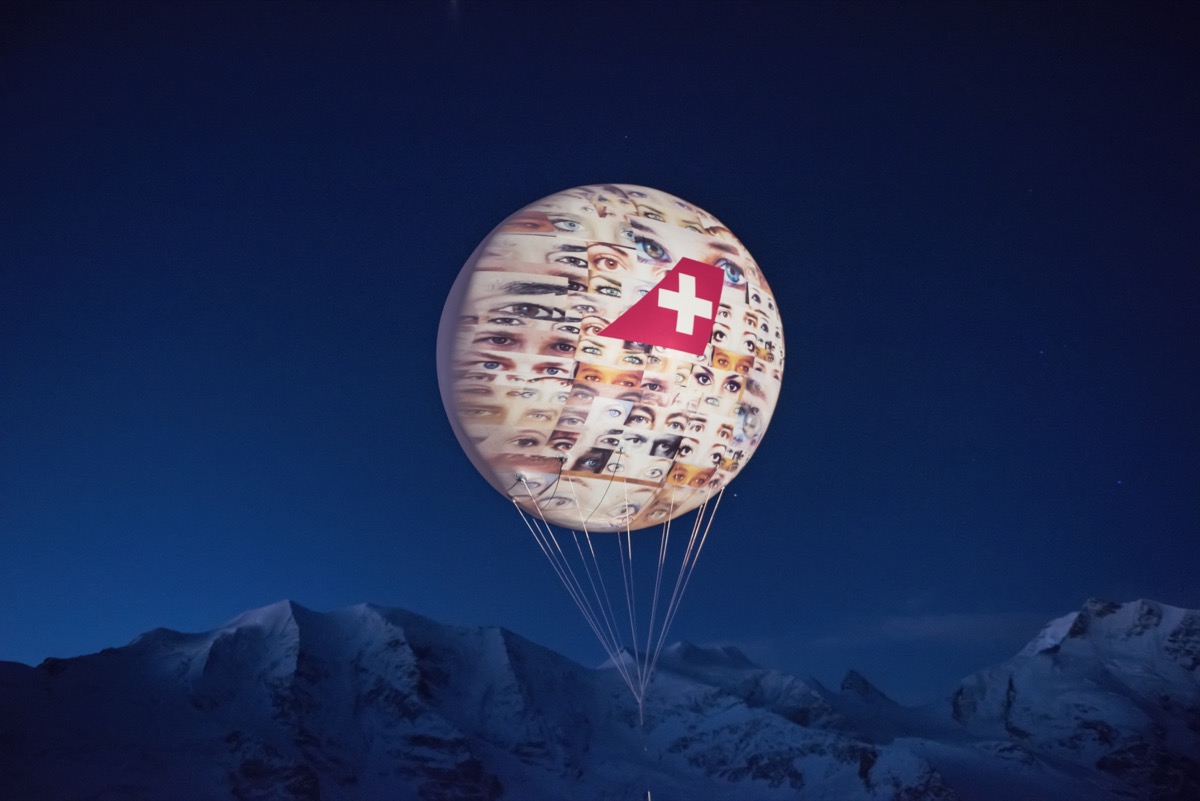 Gerry Hofstetter e la maxi installazione aerea per Swiss a St. Moritz