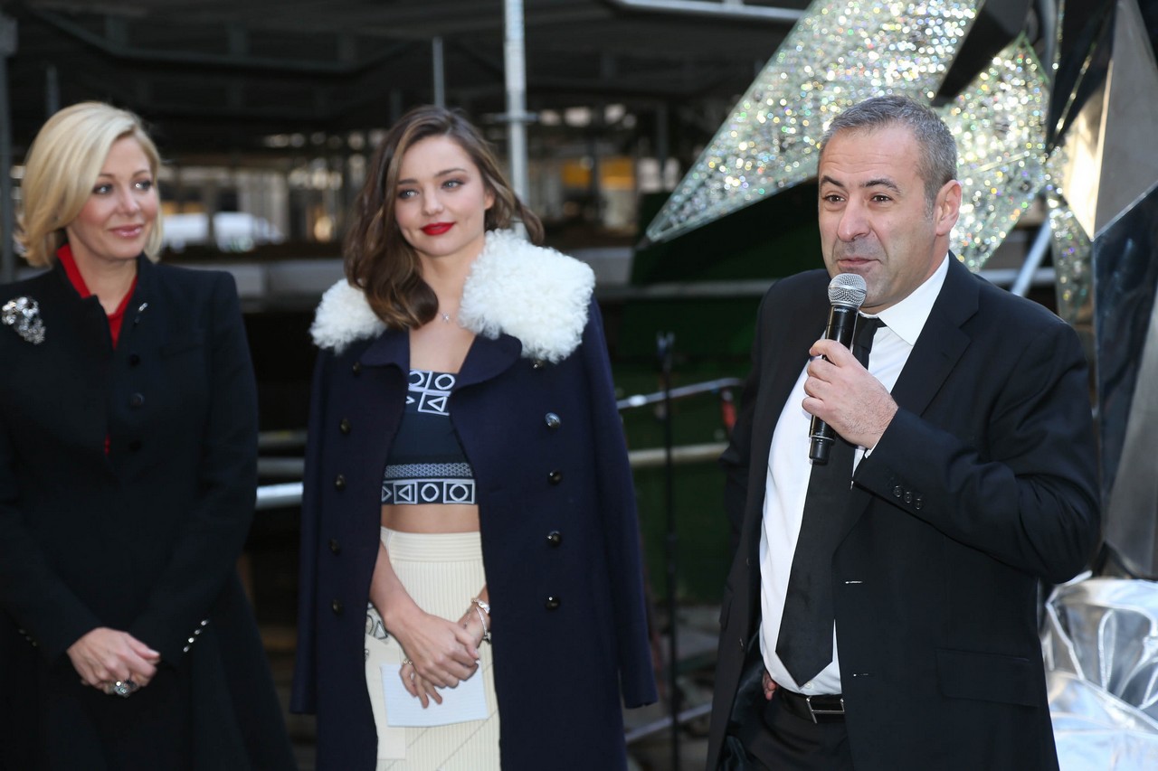 Albero di Natale 2015 Rockefeller Center: Miranda Kerr svela la Stella natalizia di Swarovski, le foto