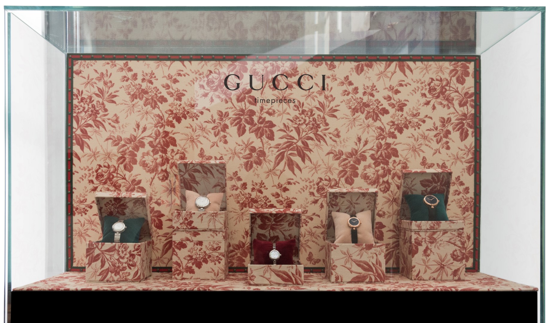 Gucci vetrine Natale 2015: una surreale illusione ottica presenta gli orologi e i gioielli del brand