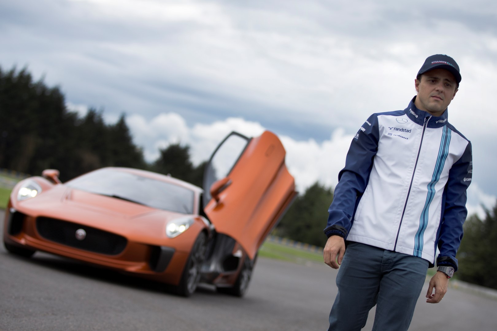 007 Spectre: Felipe Massa al volante della Jaguar C-X75 per celebrare il ritorno del Gran Premio di Formula 1 a Città del Messico