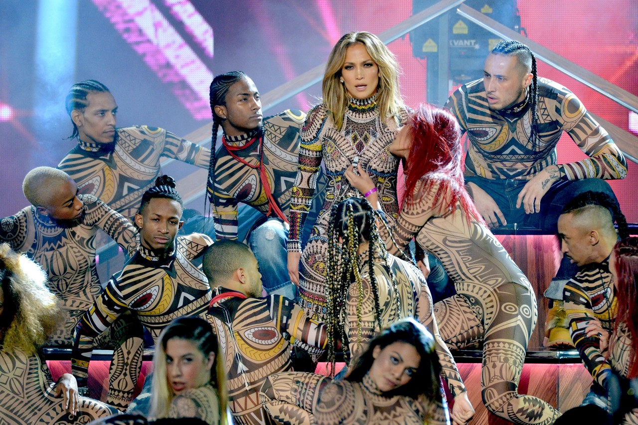 American Music Awards 2015: Jennifer Lopez indossa un total look Dsquared2
