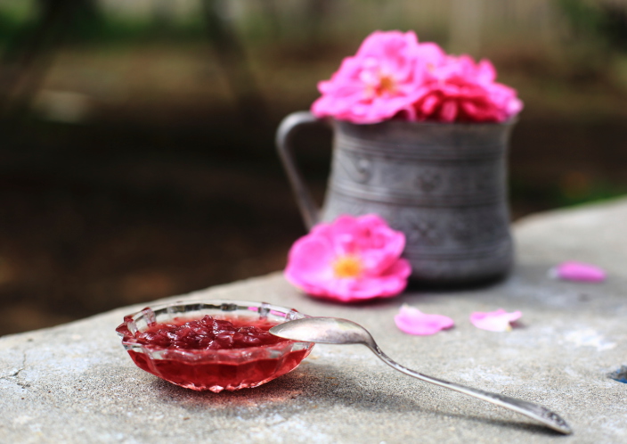 Maschera ai petali di rosa per lucidare i capelli