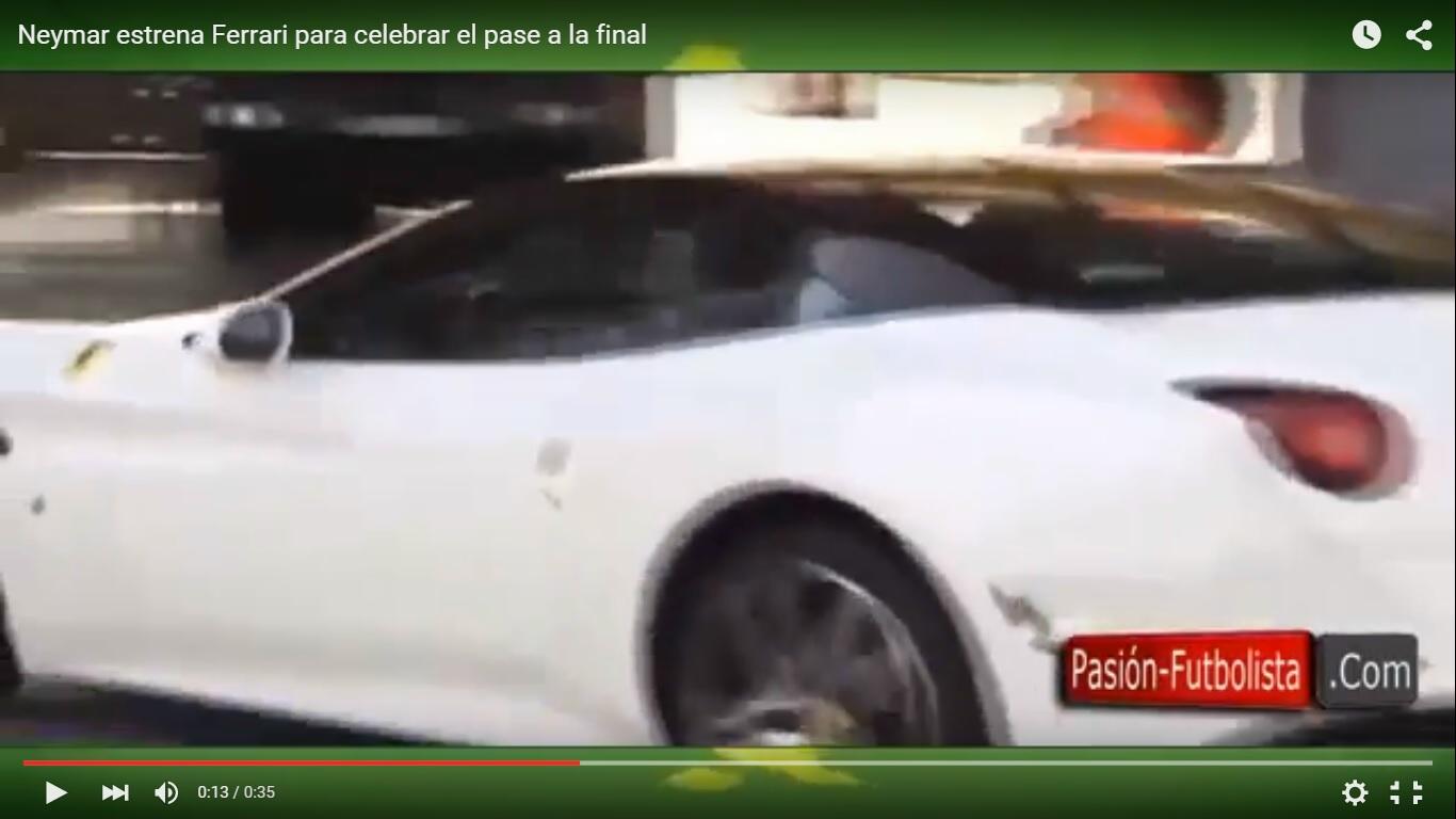 Neymar con la sua Ferrari California T [Video]