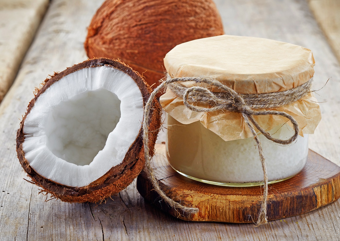 Olio di cocco: proprietà e usi per i capelli e viso