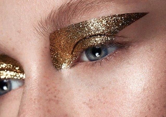 Trucco minerale oro, come usare i pigmenti gold nel makeup da sera