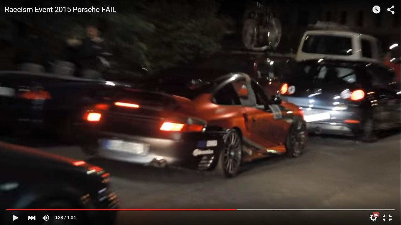 Porsche 911 sottoposta a tuning sbatte in un raduno [Video]