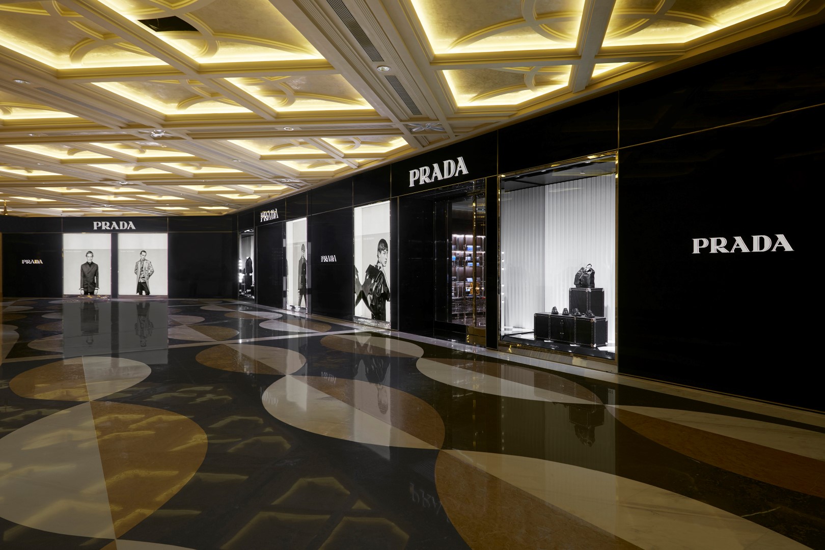 Prada Macao: il nuovo negozio dedicato alle collezioni maschili, le foto