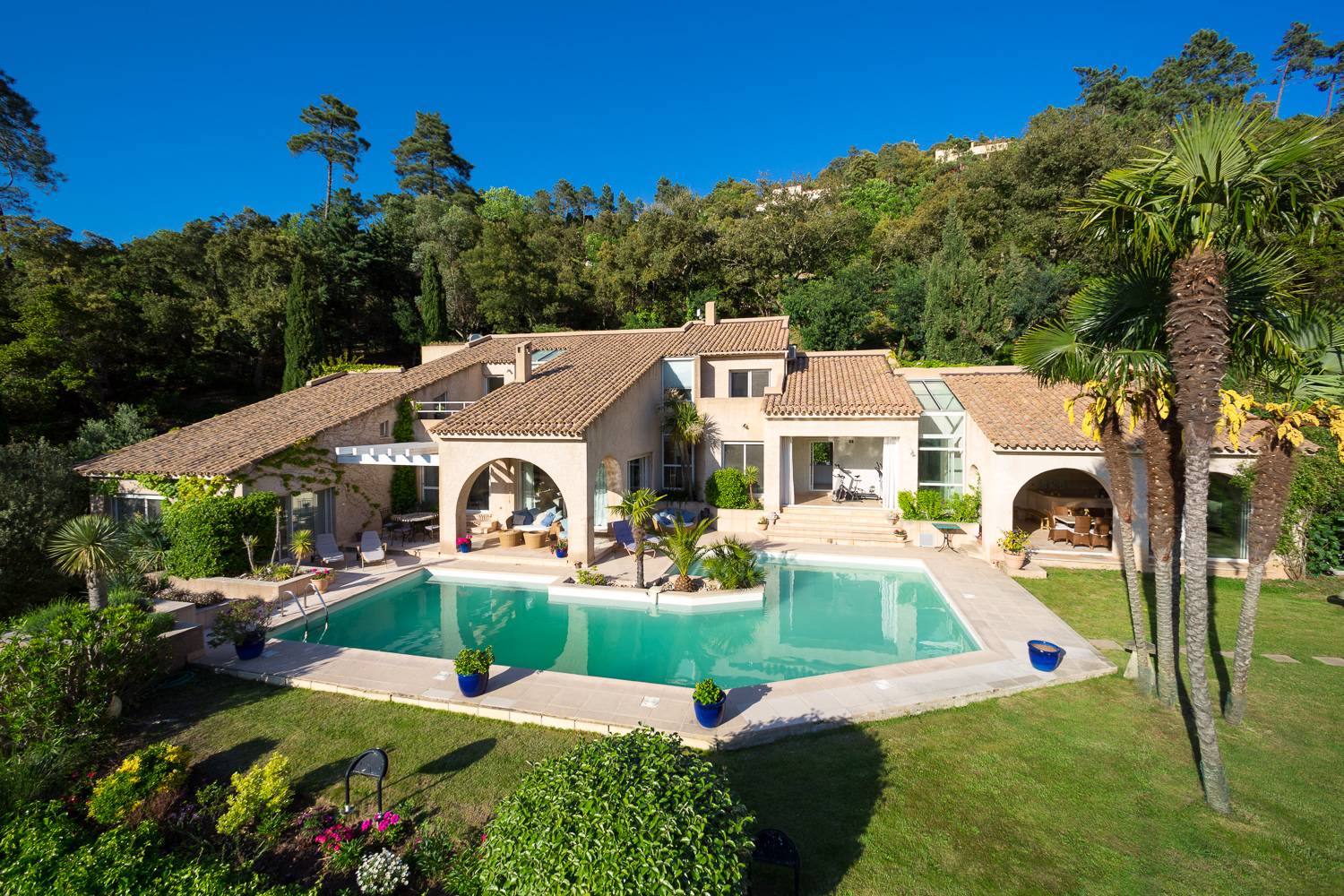 In Costa Azzurra è in vendita una splendida villa di lusso