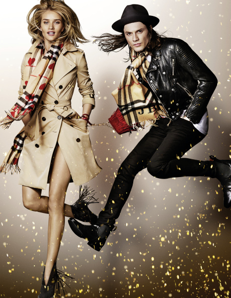 Burberry campagna Festive 2015: l&#8217;omaggio a Billy Elliot, protagonisti Elton John, Romeo Beckham e Naomi Campbell, video e foto