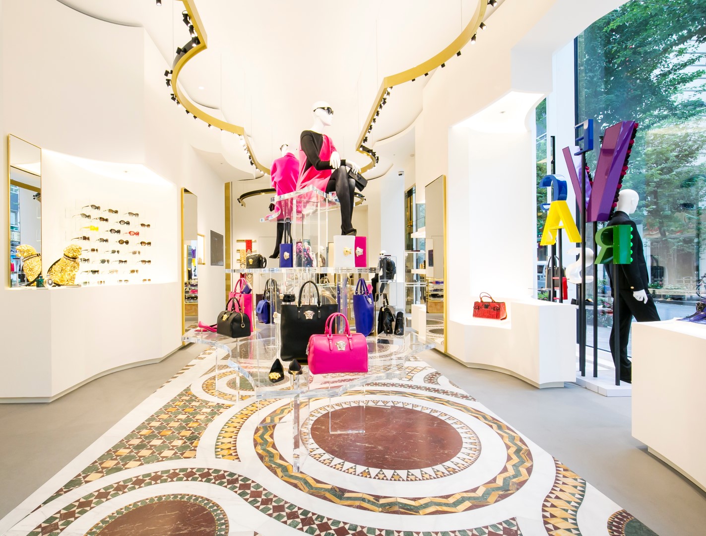 Versace Tokyo: aperta la nuova boutique nel celebre quartiere Ginza, le foto