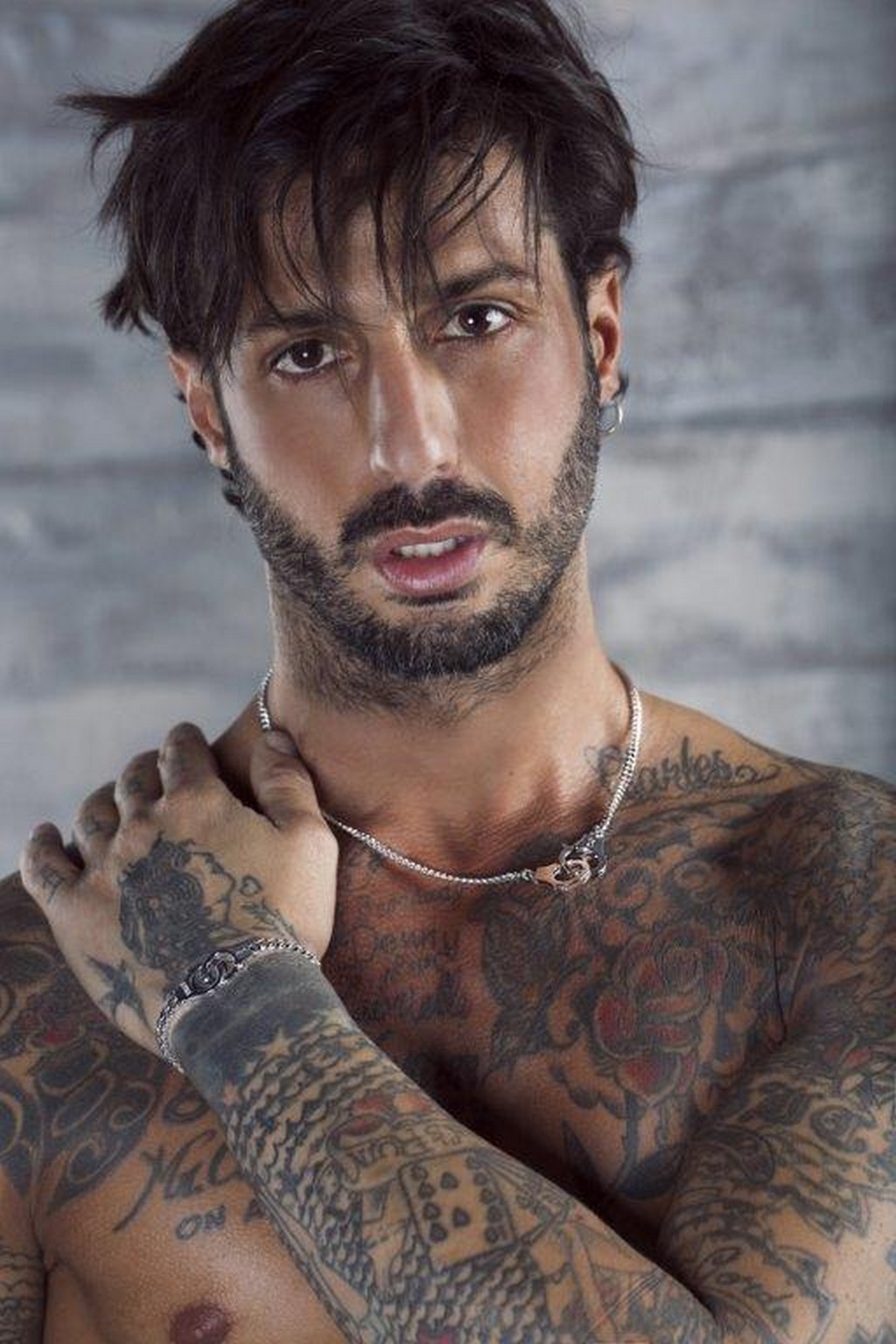 Fabrizio Corona ricomincia con la collezione di gioielli Si Puede, le foto